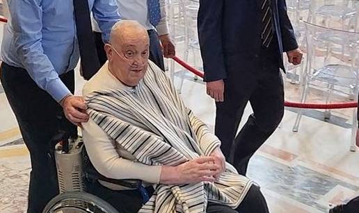 Vatikan: Papa je sretan što je mogao izaći, ali još se oporavlja