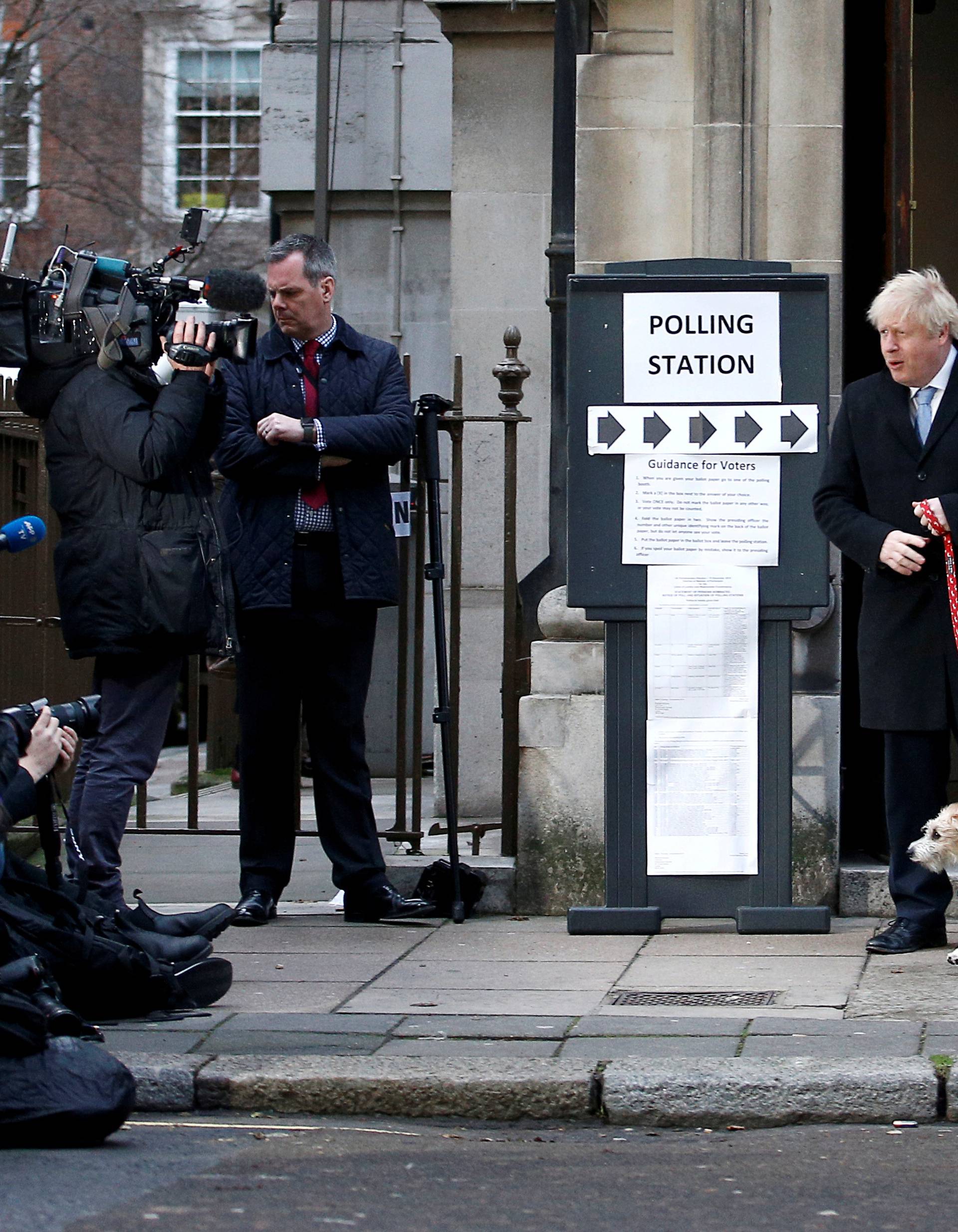Političari i glasači počeli svoje ljubimce dovoditi na birališta
