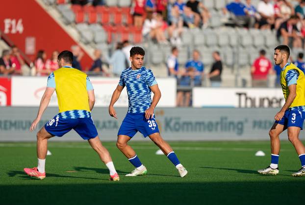Thun: Zagrijavanje igrača prije početka utakmice FC Thun - GNK Dinamo