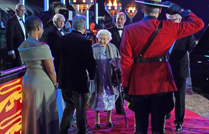 Raspoložena kraljica hodala uz pomoć štapa na reviji konja u kojoj je sudjelovao i Tom Cruise