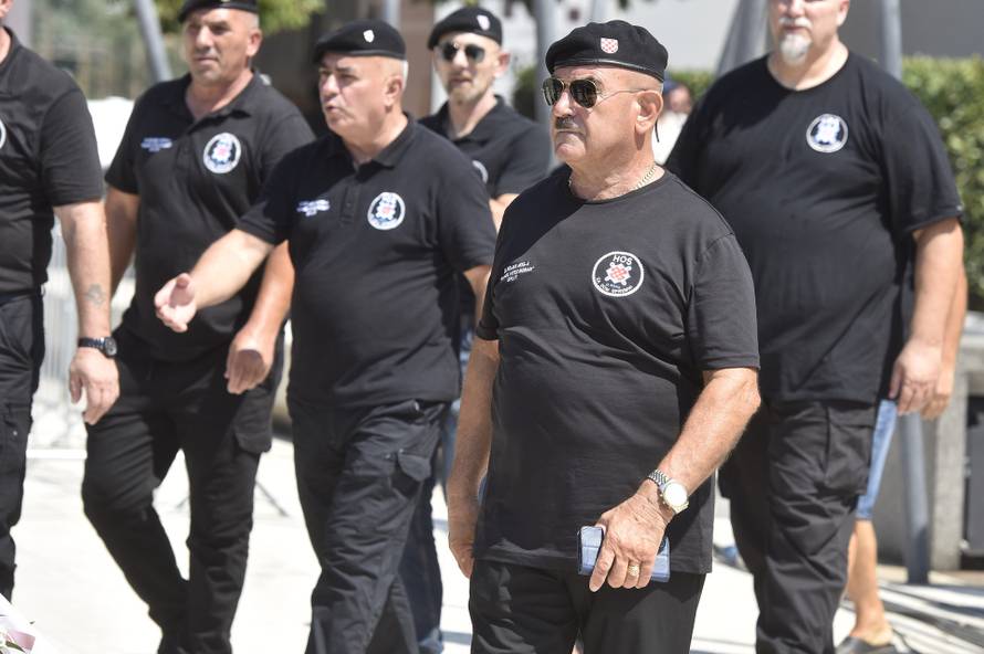 Knin: Pripadnici HOS-a odali počast braniteljima na spomeniku Oluja 95