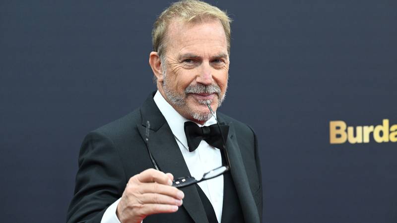 Mlađe je slađe? Kevin Costner u noćnom klubu uživao u društvu misteriozne i atraktivne brinete 21 pxl dpa 071124
