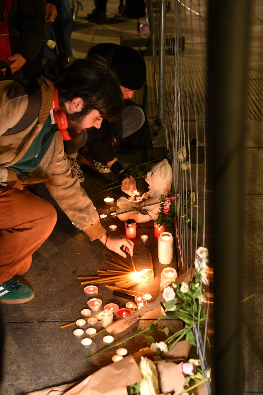 Beograd: Građani se okupljaju na Trgu republike i pale svijeće kao znak podrške i solidarnosti obitelji ubijenog djeteta u OŠ Prečko i ozlijeđenima u napadu