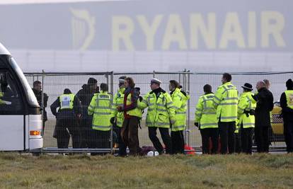 London: Aktivisti vezani lancima zauzeli aerodrom