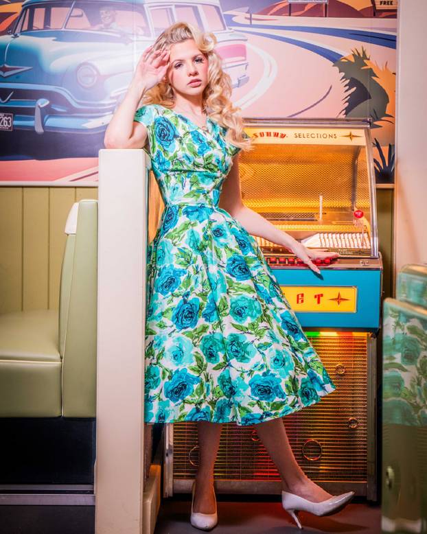 FOTO Mlada ljepotica obožava vintage stil - u retro krpicama donosi seksepil iz 1950-ih