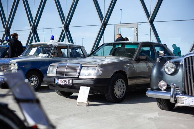 Osijek: Izložba oldtimer vozila ispred Gospodarskog centra