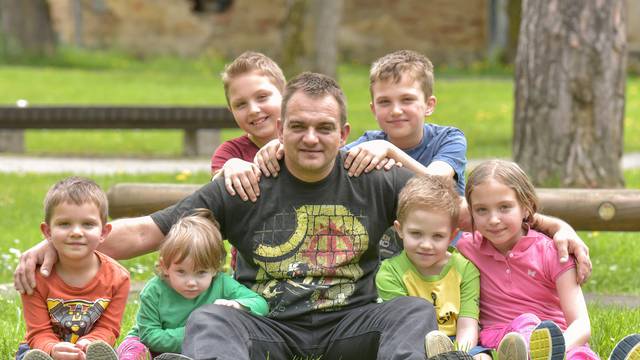 Hrvatski super tate: Živim sa šestero djece, mama nam fali...