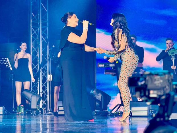 FOTO Milica Pavlović rasplesala Rijeku u kristalima, a iz publike je bodrila posebna osoba....