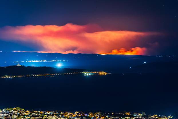 Pogled s Kozjaka na požar na Braču