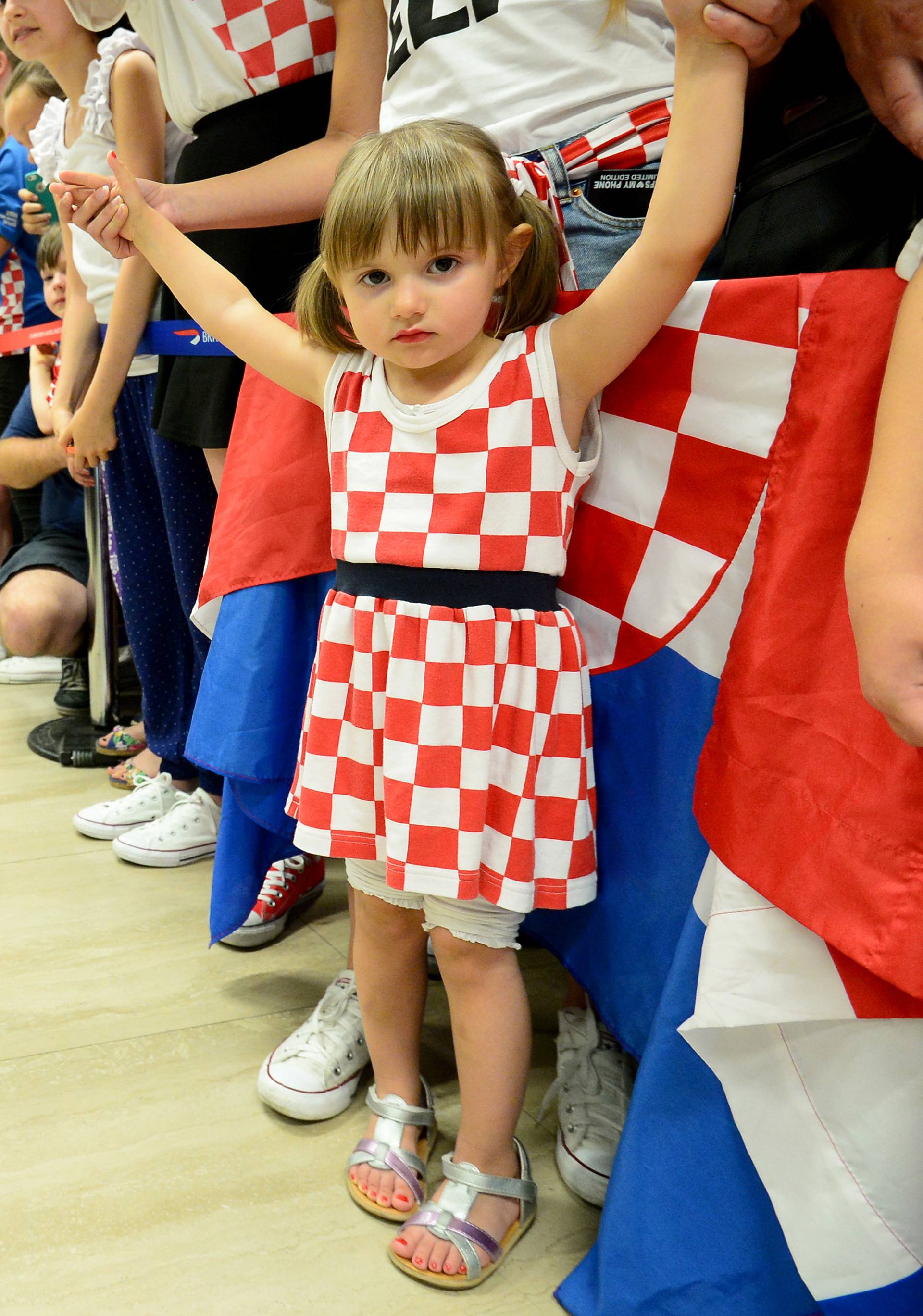 Tisuće ljudi dočekale 'vatrene'! Navijači skandirali Anti Čačiću