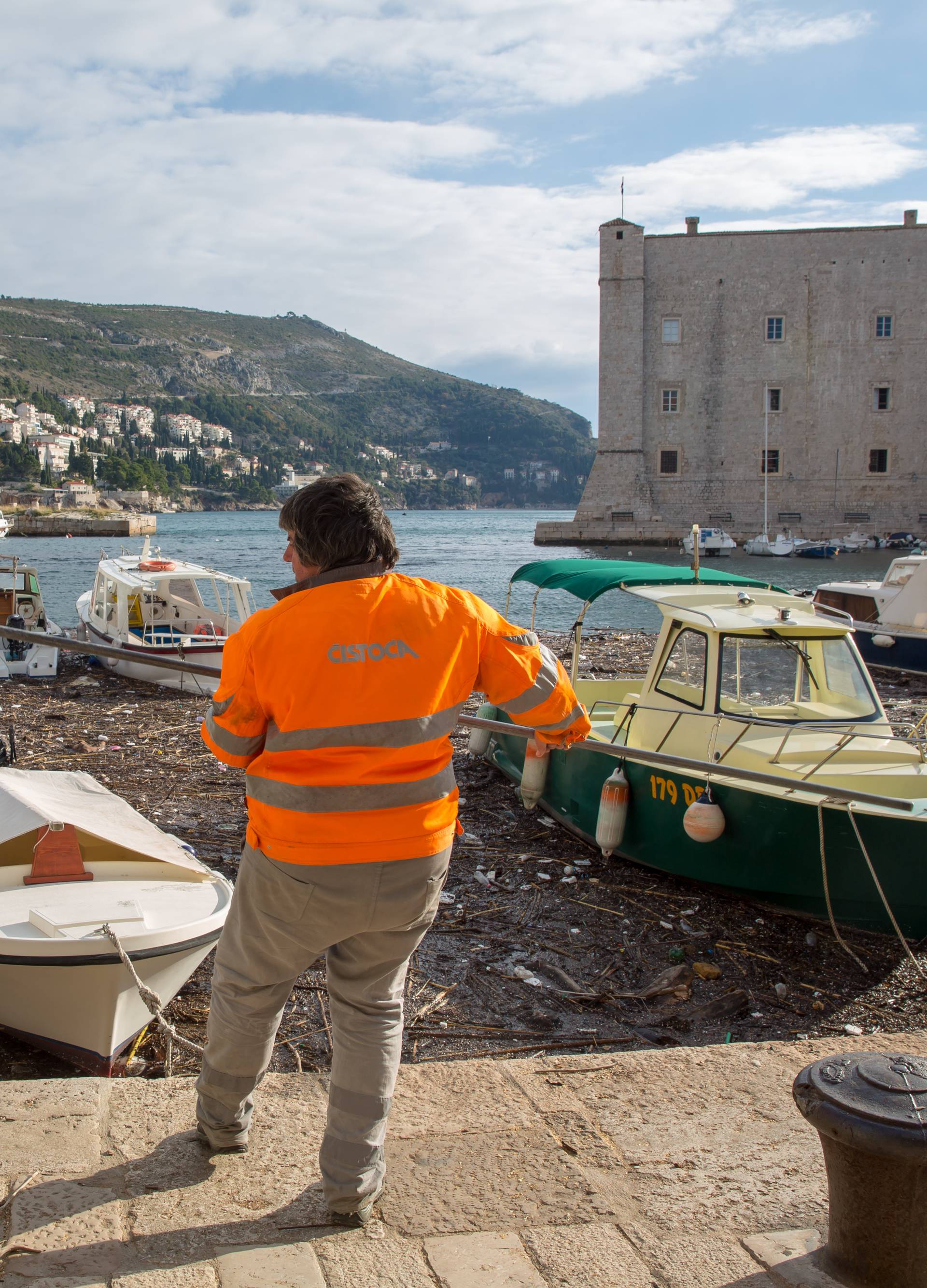 Tri dana vade smeće u staroj gradskoj luci u Dubrovniku...