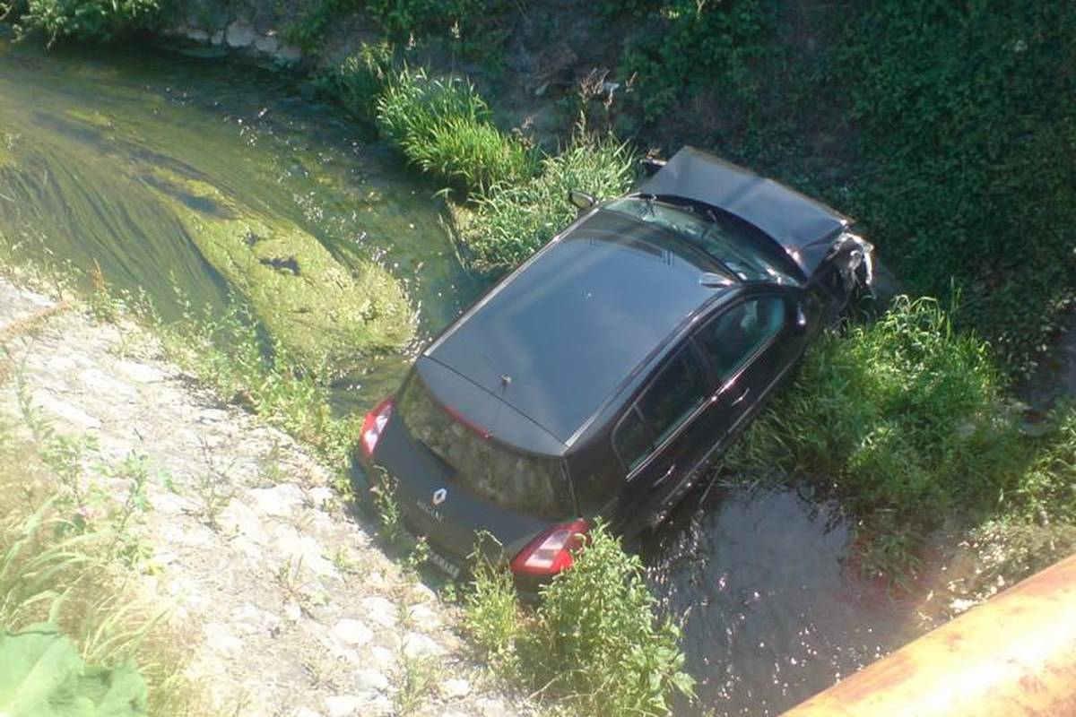 BMW X5 presjekao im put, završili ozlijeđeni u potoku