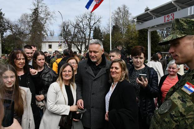 Na svečanoj prisegi ročnika u Požegi pozornost je privukla Diva Perković, kći pjevača Marka Perkovića Thompsona