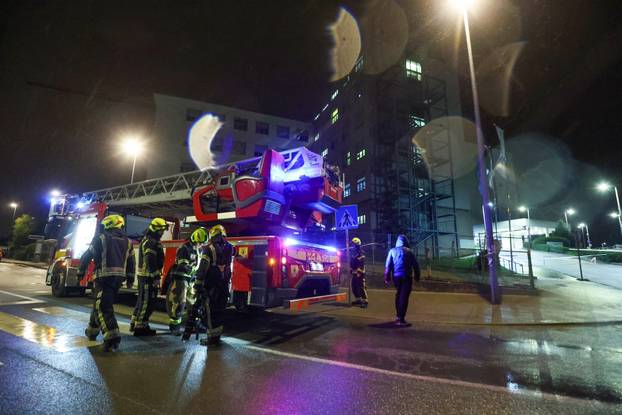 Zagreb: Dio fasade hitnog prijema KBC Zagreb odvojio se uslijed jakog vjetra