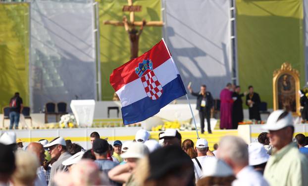 Sarajevo: Brojne zastave iz svih krajeva svijeta hodo?asnici podigli u zrak dok iš?ekuju papu Franju