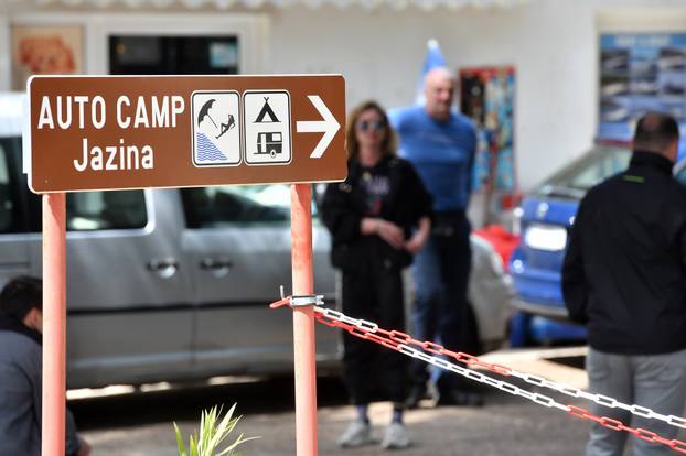 Tisno: Državni inspektorat došao zatvoriti Kamp Jazinu, mještani se pobunili