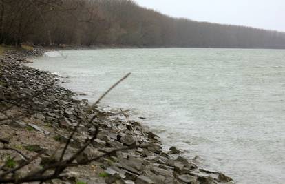Vukovar: Ribič je pao u Dunav, izvukli su ga, ali je preminuo