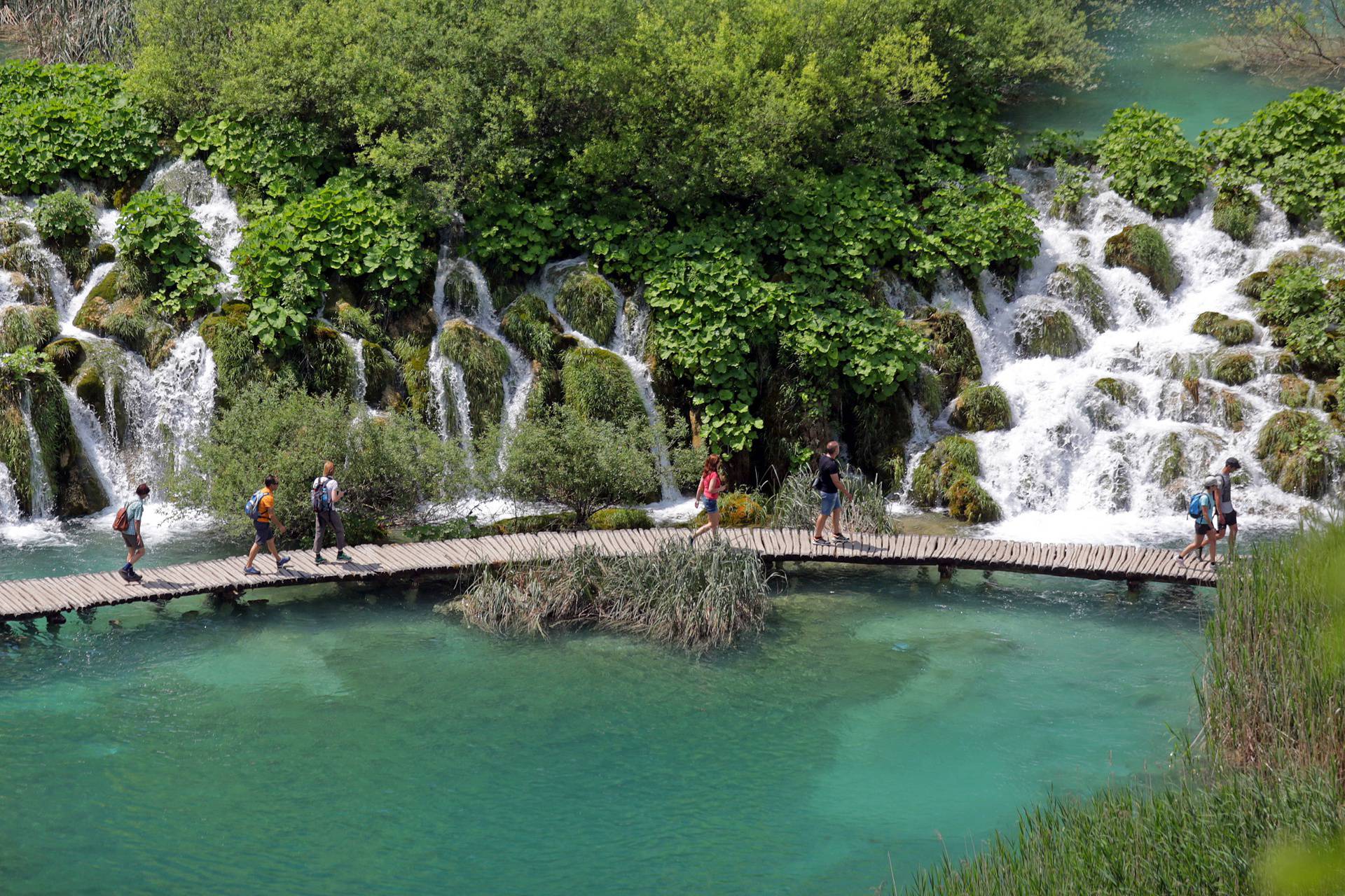Mnogobrojni turisti uživaju u ljepotama Nacionalnog parka Plitvi?ka jezera