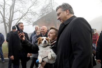 Andrej Plenković u obilasku Gline fotografirao se s psom i njegovom vlasnicom