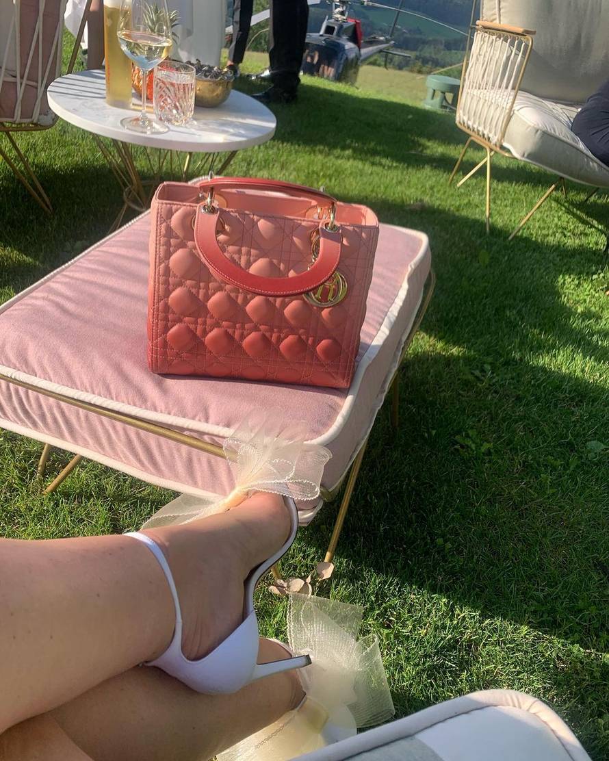 Mehunka partijala u Austriji: Gole obojene grudi, muškarci sirene i torbica od 37.000 kuna