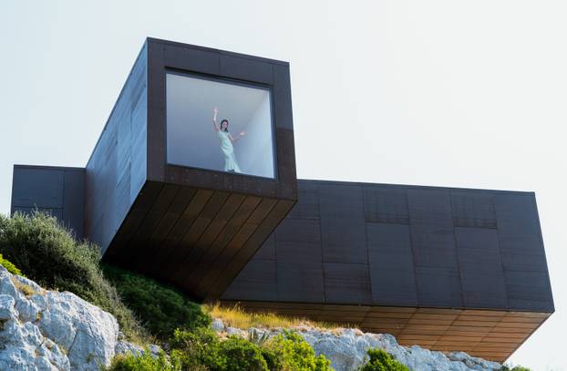 Lei Lou kolekcija: Promišljena forma i suvremena ženstvenost