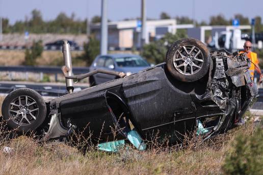 Teška nesreća na autocesti kod Zadra: Auto završio na krovu...