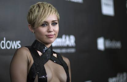 Mileyni fanovi njenom dečku preljubniku sad prijete smrću