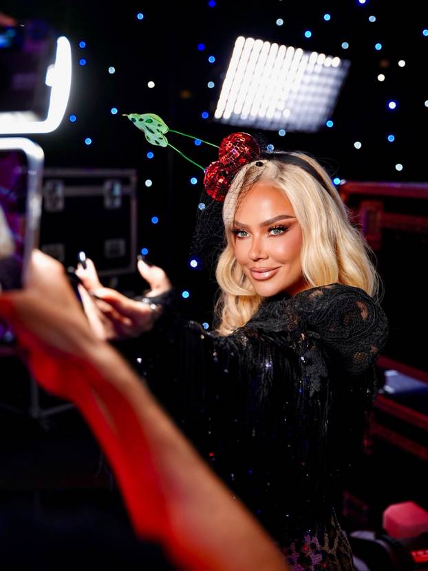 FOTO Maja Šuput u leopard kombinezonu naglasila vitku liniju, a na glavu stavila trešnje