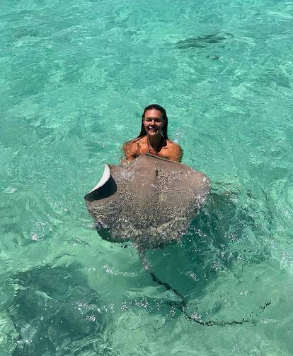 FOTO Sandra na Tahitiju otkrila tetovažu i ukrotila opasnu ražu