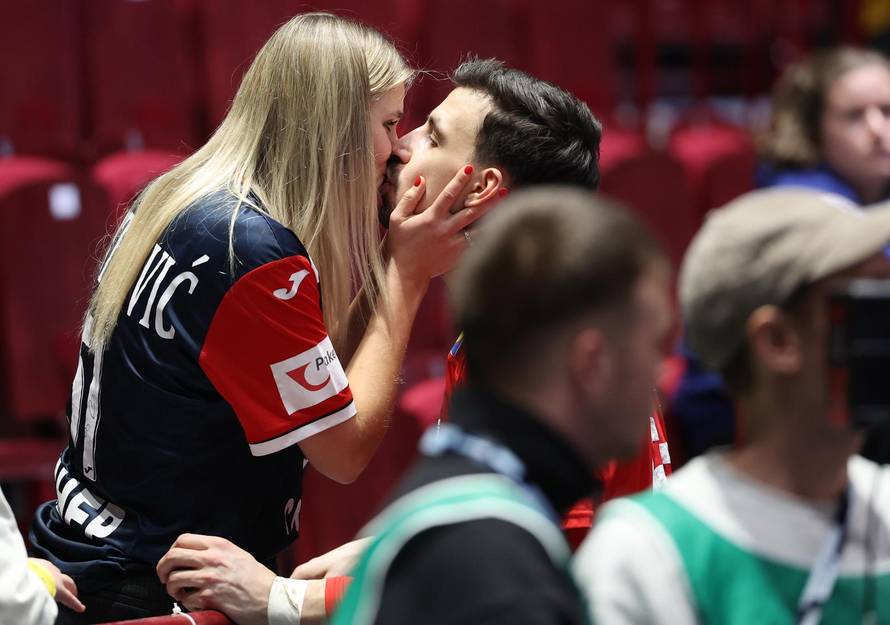 Malmo: Hrvatski rukometaši slave pobjedu u zagrljajima i poljupcima svojih najmilijih