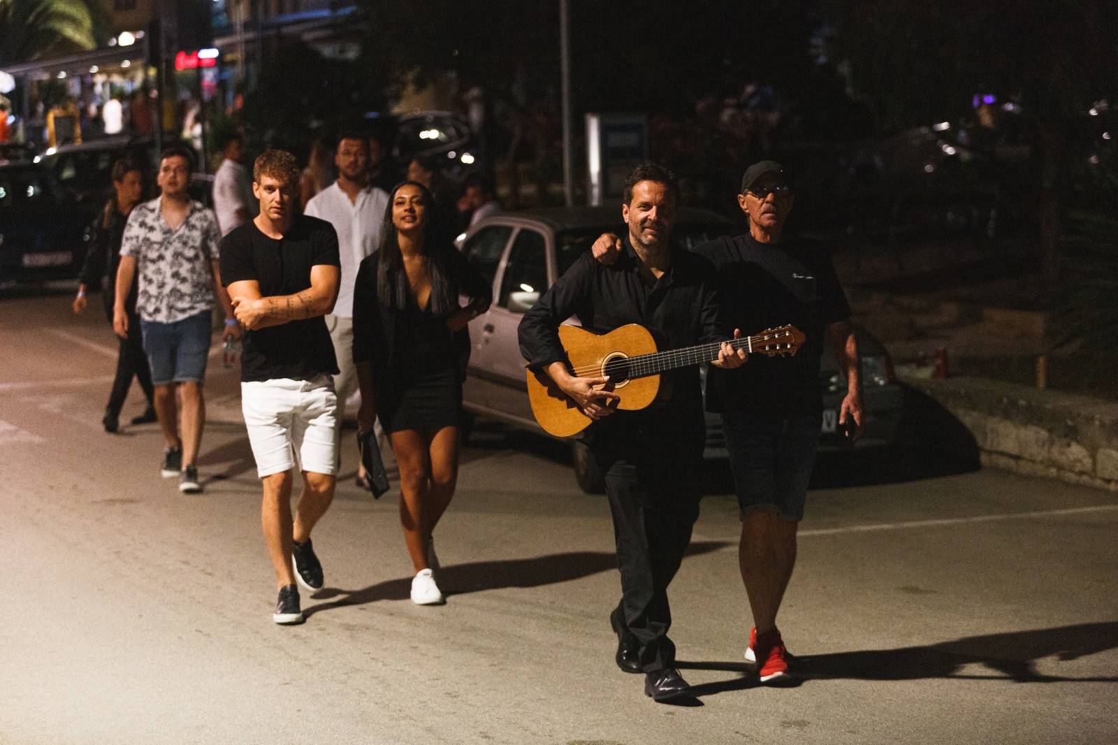 Vela Luka: Okupljanje izvođača u konobi Bata nakon koncerta za Olivera