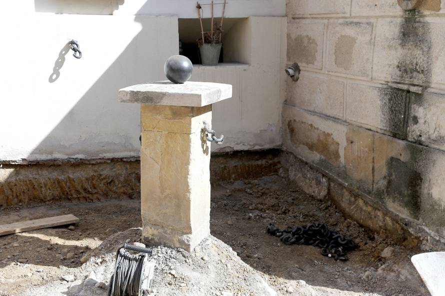 Zagreb: Raskomadan Nelsonov lanac na Kamenitim vratima