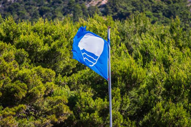 Olujna bura i jutro na plaži Zlatni rat