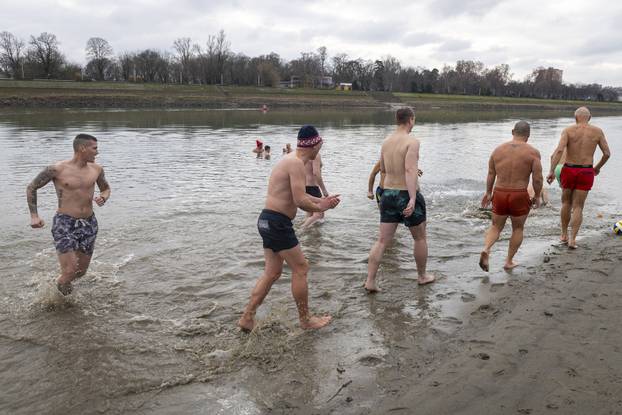 Osijek: Tradicionalno kupanje i picigin u rijeci Dravi