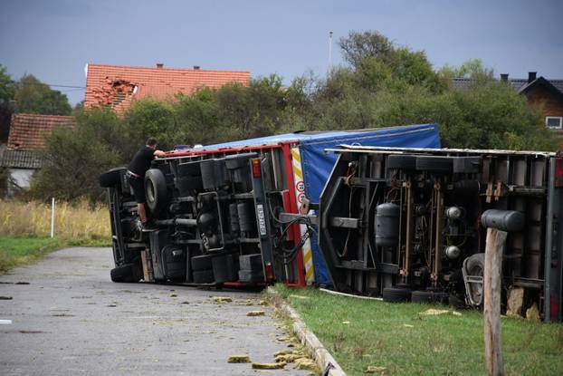 Jaki vjetar u Čazmi prevrnuo i kamione