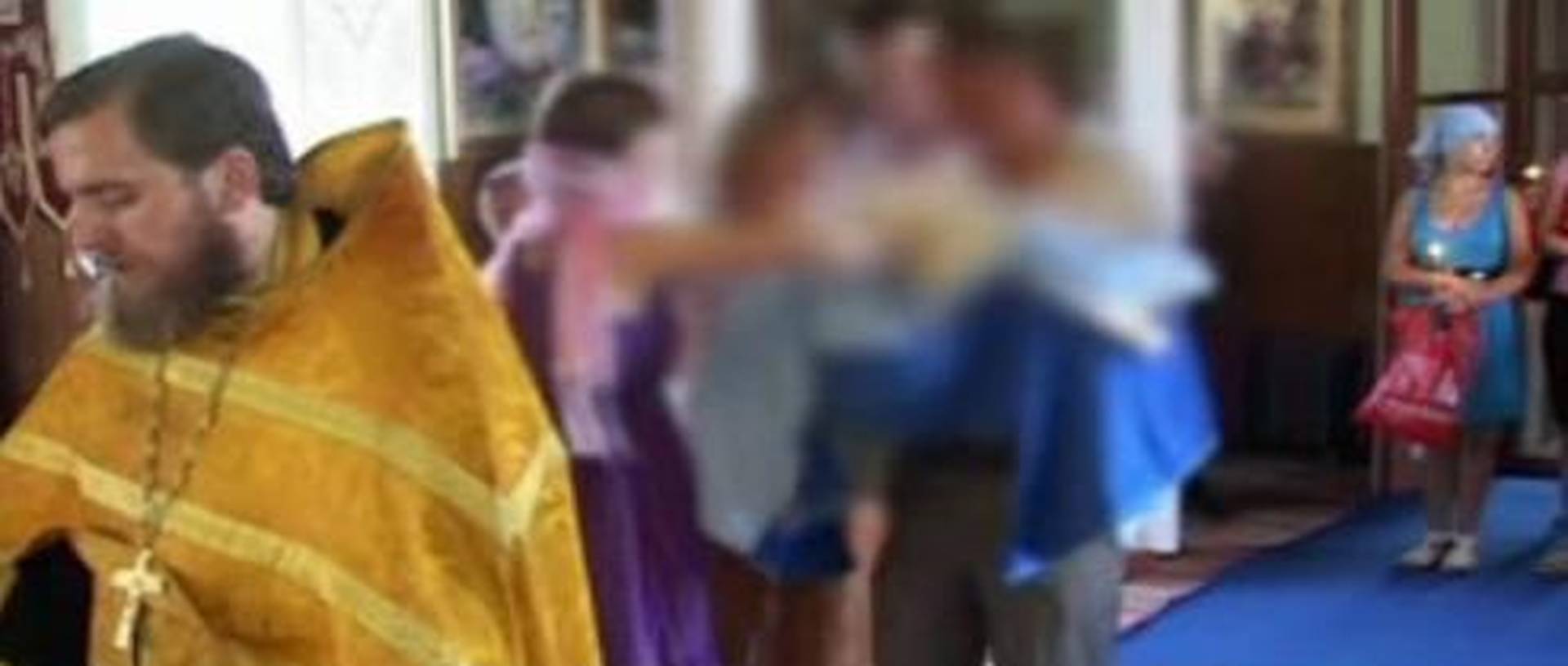 Крестины ребенка. Девушка утонула в проруби на крещение 2022 тело. Ребенок утонул при крещении. Крестины в храме. Крещение младенцев топят.