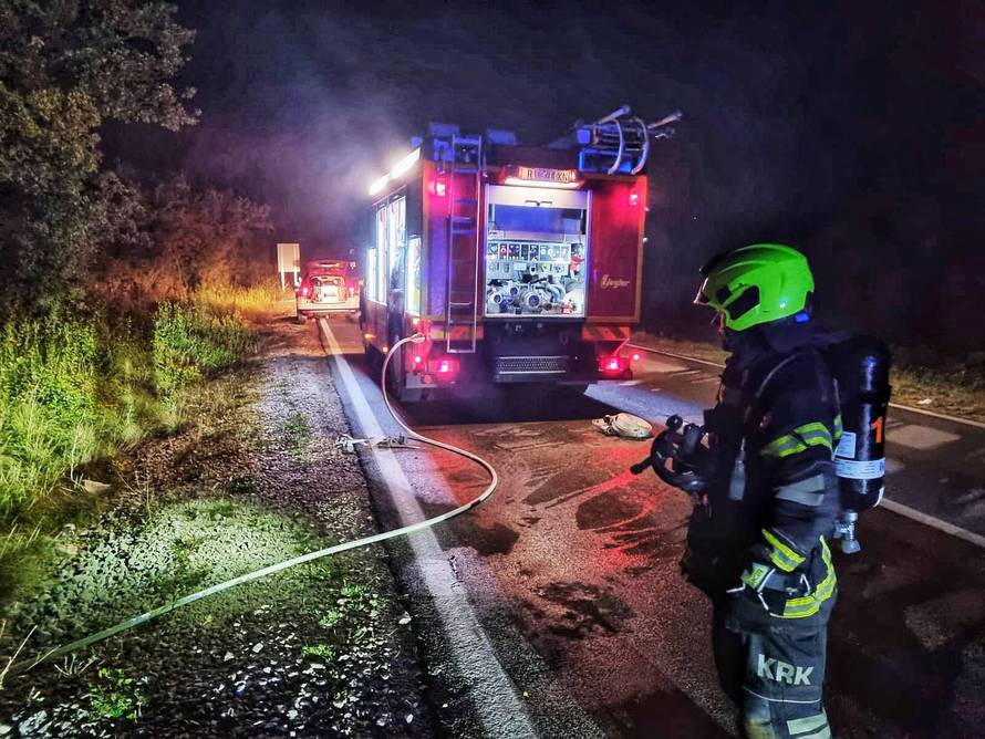 ČUDO NA KRKU Pogledajte što je preživio mladić! Autom sletio  s ceste, prevrnuo se i zapalio!