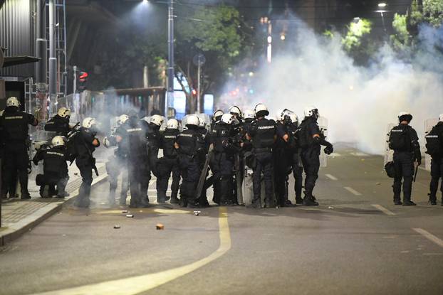 Beograd: Na Slaviji policija protiv prosvjednika upotrijebila suzavac