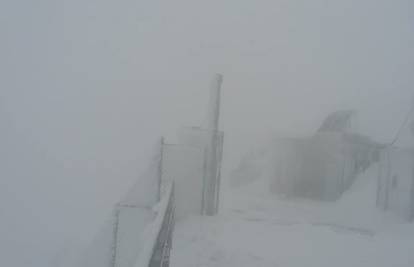 Strašna snježna oluja bjesni na vrhu Biokova, pogledajte video