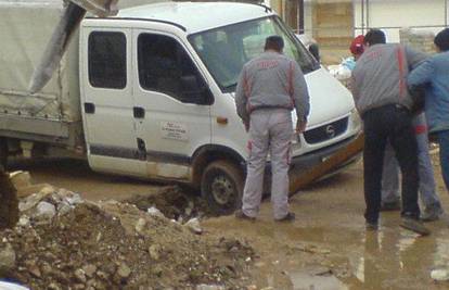 Šibenik: Vozač kamionom upao u rupu na gradilištu