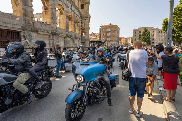 Nekoliko tisuća vlasnika Harley Davidsona prolazi kroz Pulu u defileu
