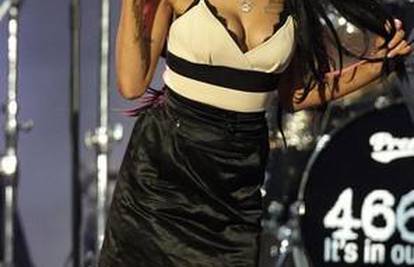 Amy Winehouse posuđene haljine vratila pobljuvane