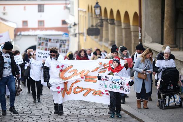 Zagreb: Prosvjed "Spinraza za sve" na Trgu. sv. Marka