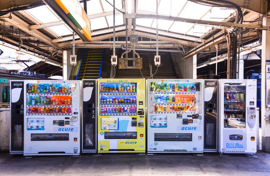 Neke ozbiljno 'čudne' stvari postoje samo u Japanu: Fetiš automati, kafići za maženje...