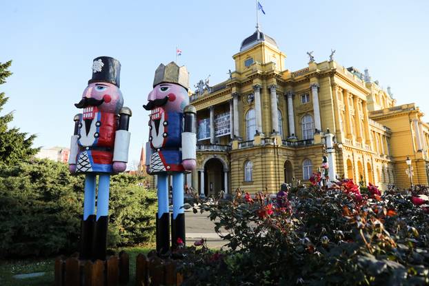 Zagreb: Ispred Hrvatskog narodnog kazališta postavljeni su orašari