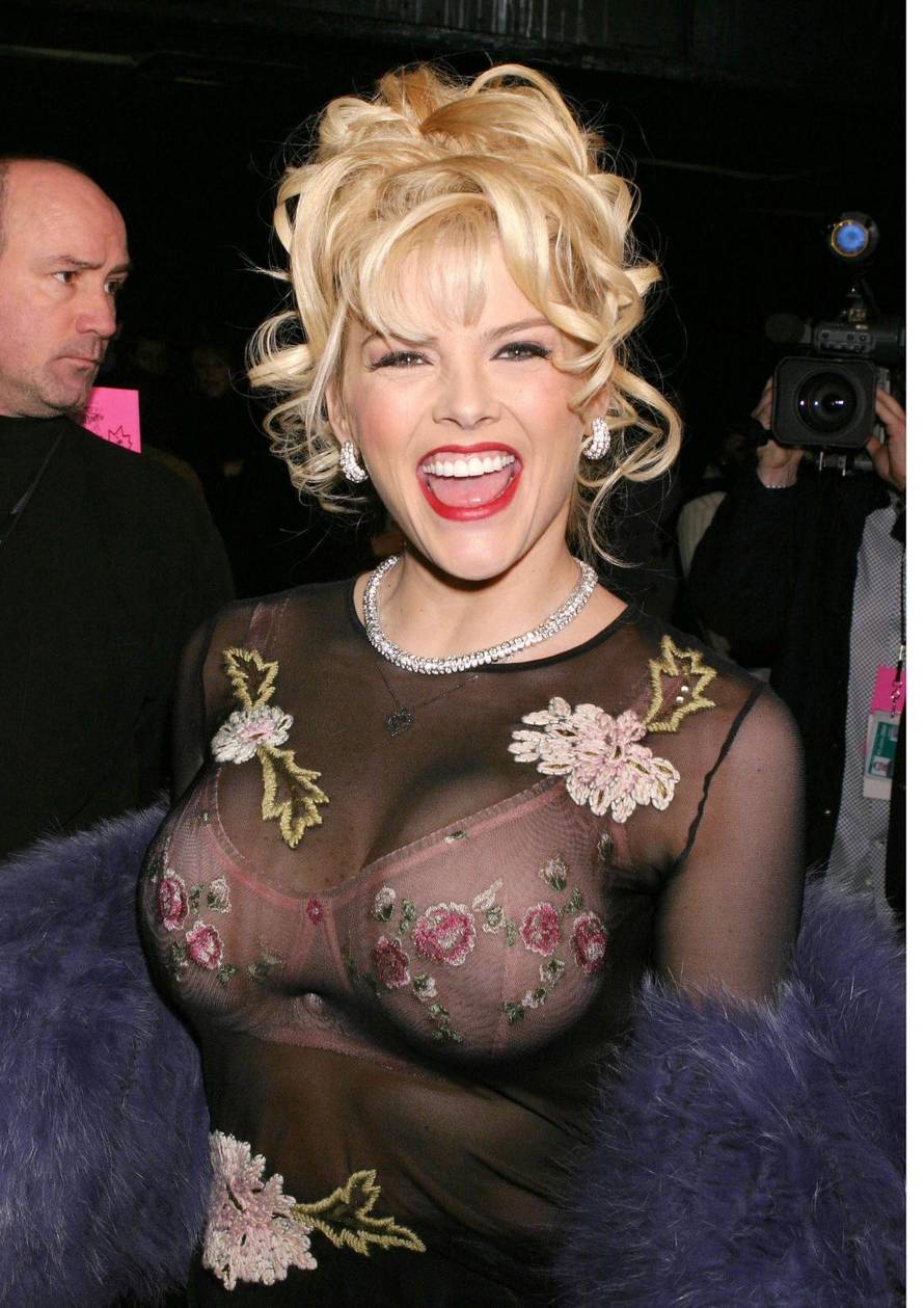 Anna Nicole Smith dies aged 39