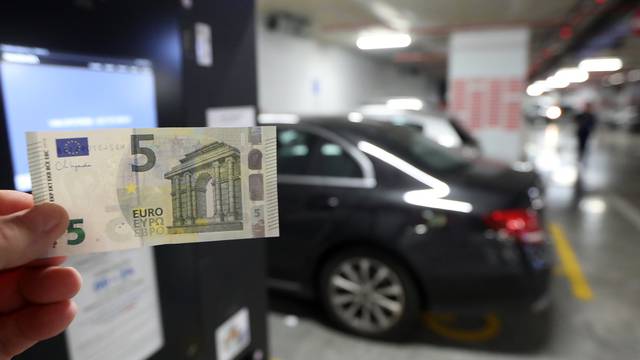 Šibenik: Plaćanje parkiranja u garaži "Poljana" moguće je jedino eurima
