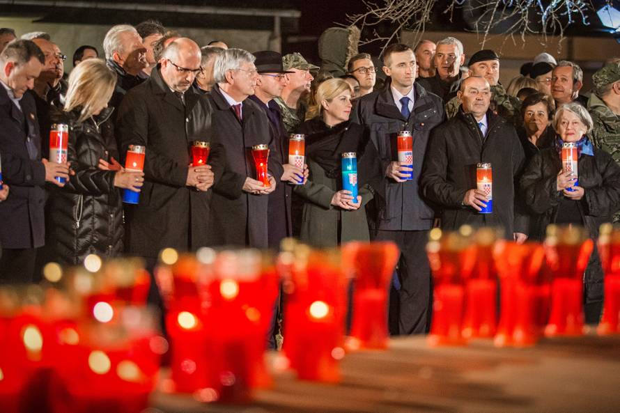 Na molitvu u dvorište bolnice u Vukovaru došla i predsjednica