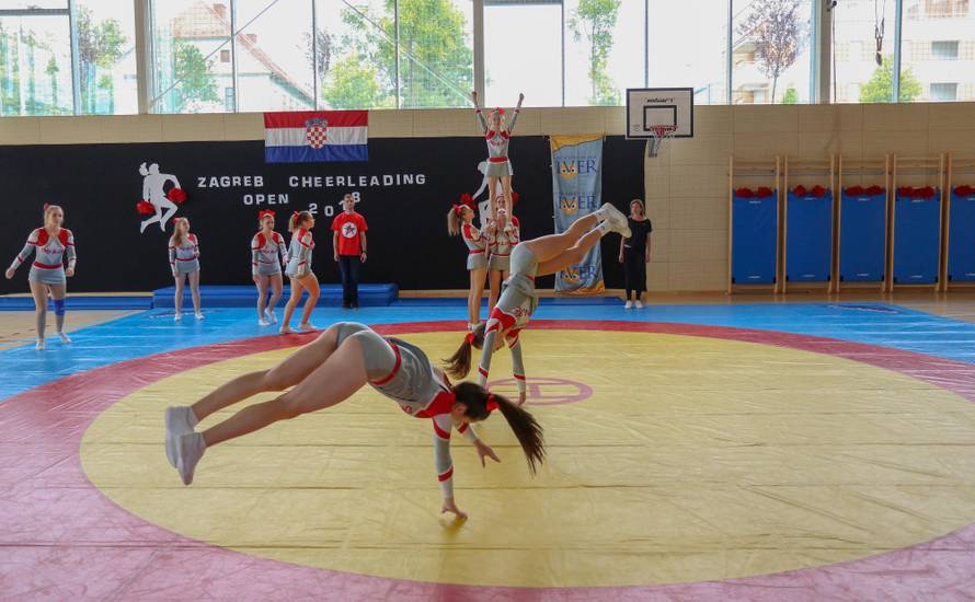 Navijačice u Zagrebu: Hrvatske plesačice zapalile su metropolu