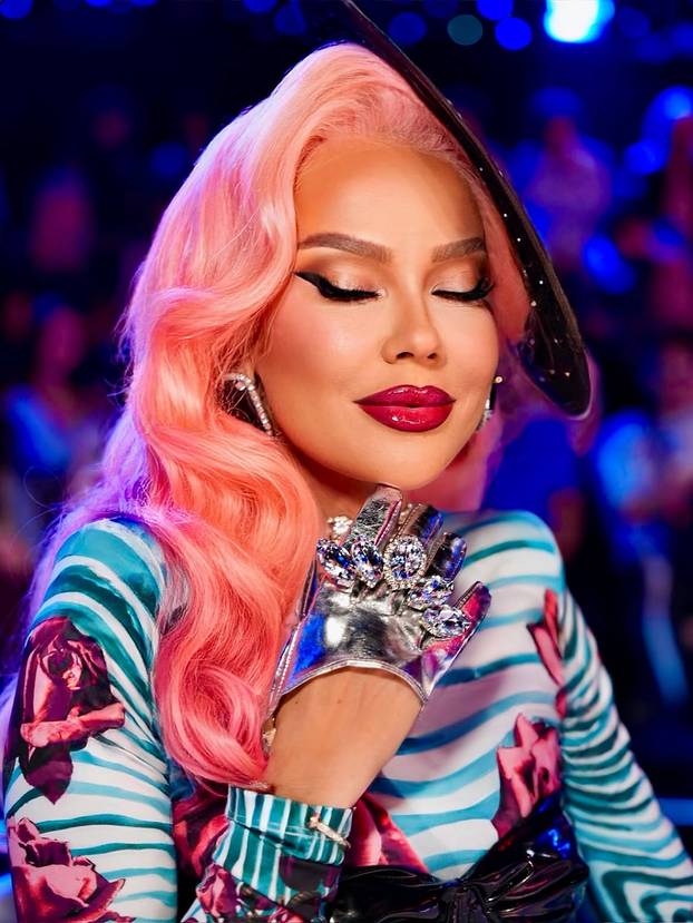 FOTO Maja Šuput u večerašnjem Supertalentu ima rozu kosu! Pogledajte eklektični outfit